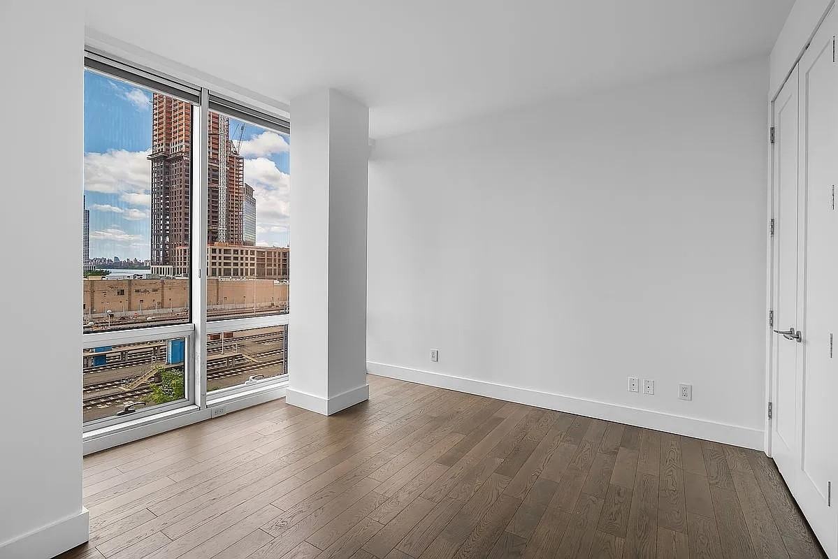 519 Borden Ave #3F - Photo 4 of 8