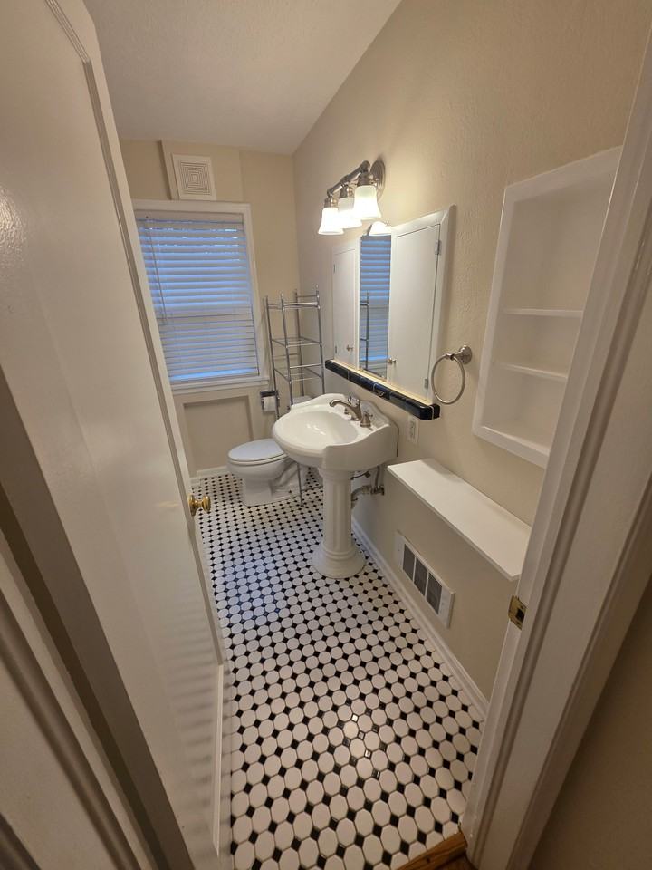 104 S Oak St #1 - Photo 7 of 11