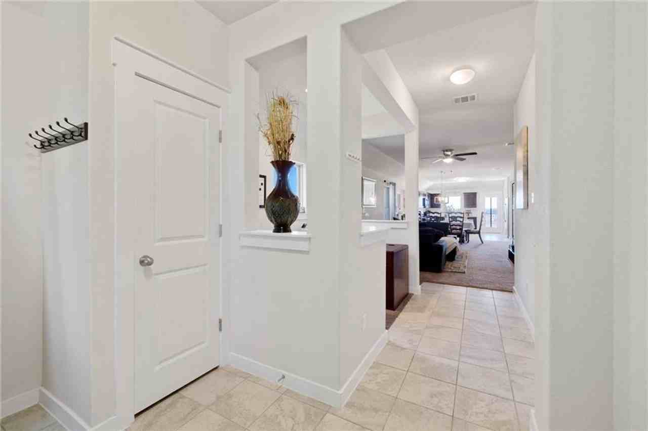 5809 Urbano Bnd - Photo 4 of 23