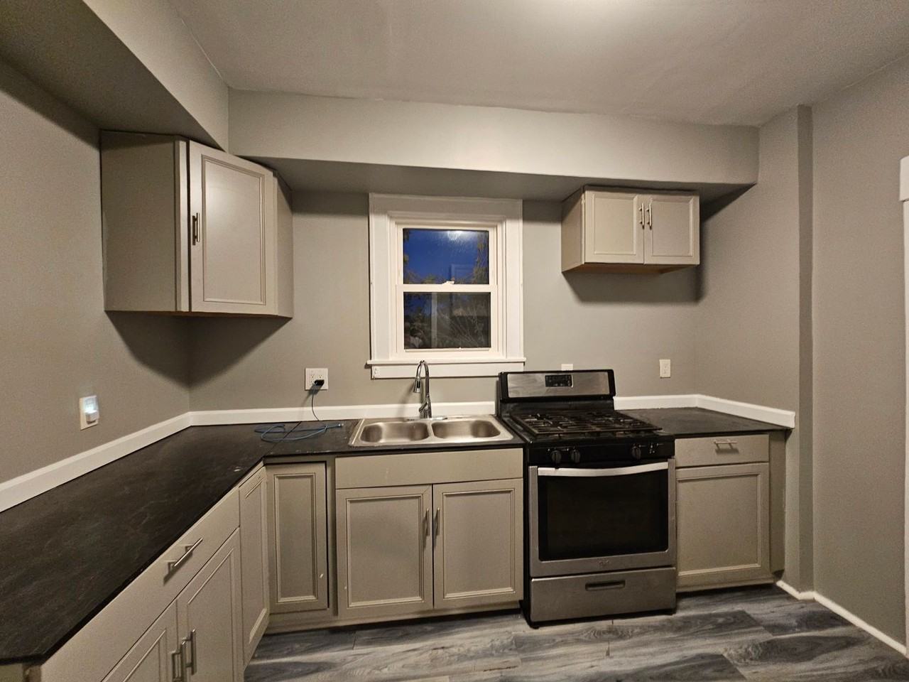 1212 Queensbury St - Photo 2 of 18