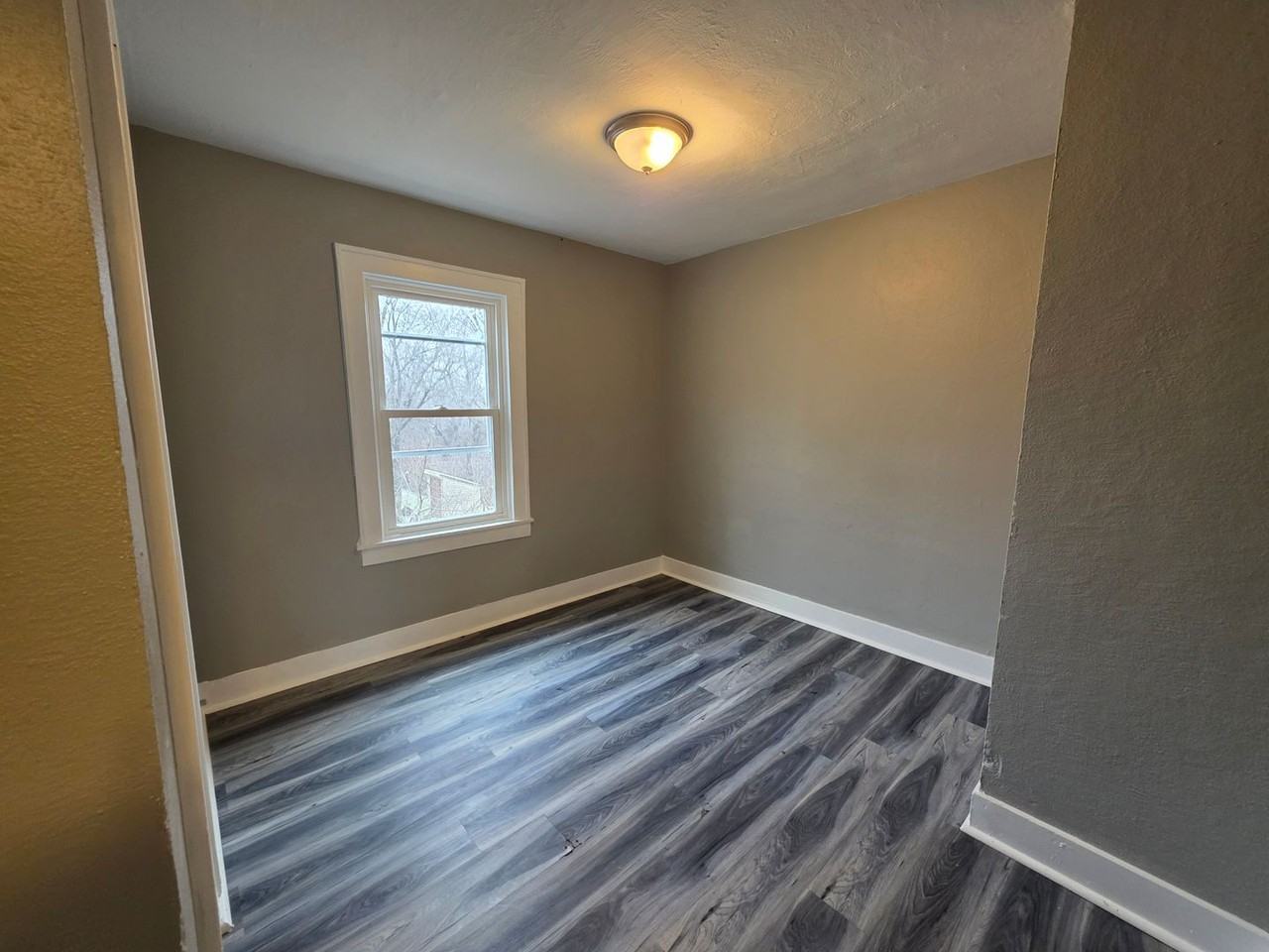 1212 Queensbury St - Photo 5 of 18