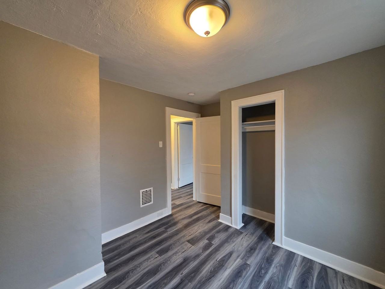 1212 Queensbury St - Photo 6 of 18