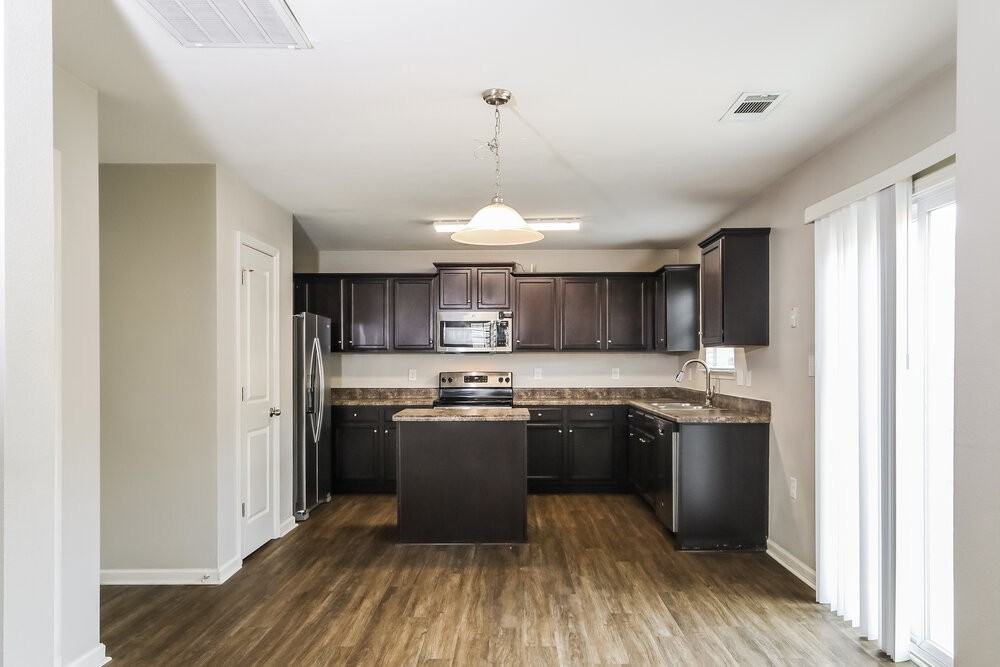 1918 Eastway Dr - Photo 7 of 17