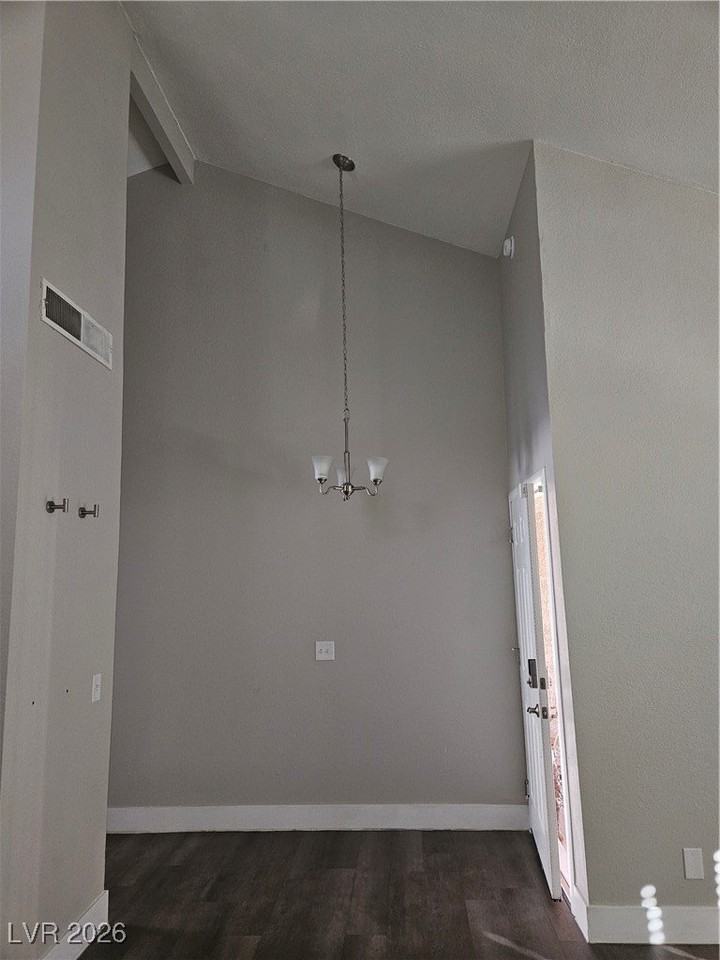 6764 Groveview Ln - Photo 7 of 31