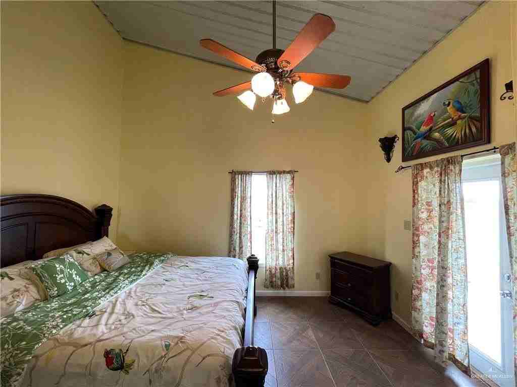 21799 Parker Rd - Photo 5 of 9