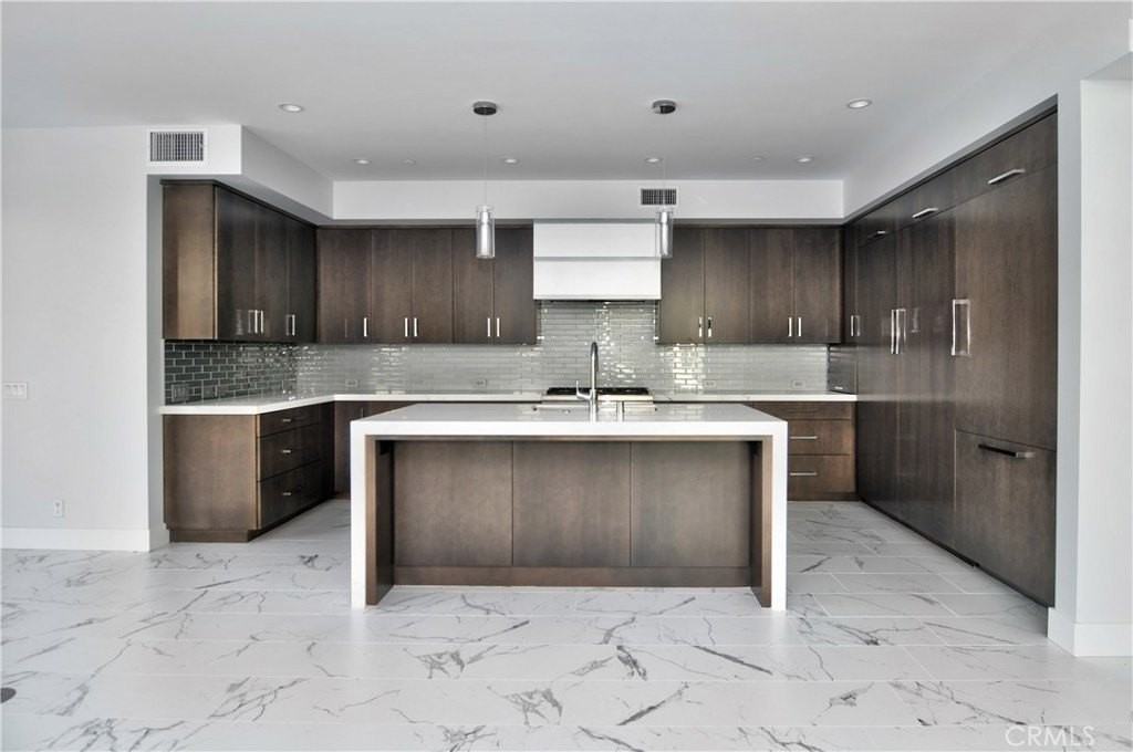 621 Narcissus Ave - Photo 3 of 32