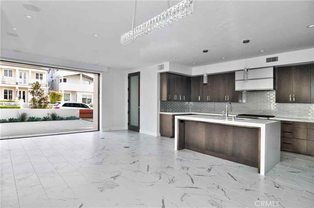 621 Narcissus Ave - Photo 5 of 32