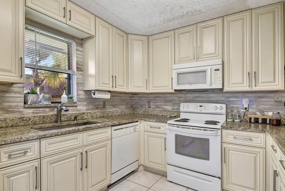 7558 Courtyard Run E - Photo 2 of 23