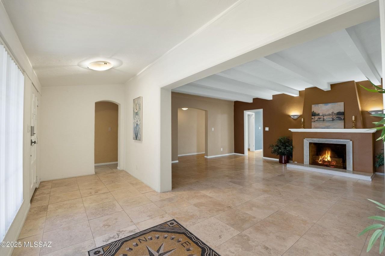 300 N Country Club Rd - Photo 4 of 41