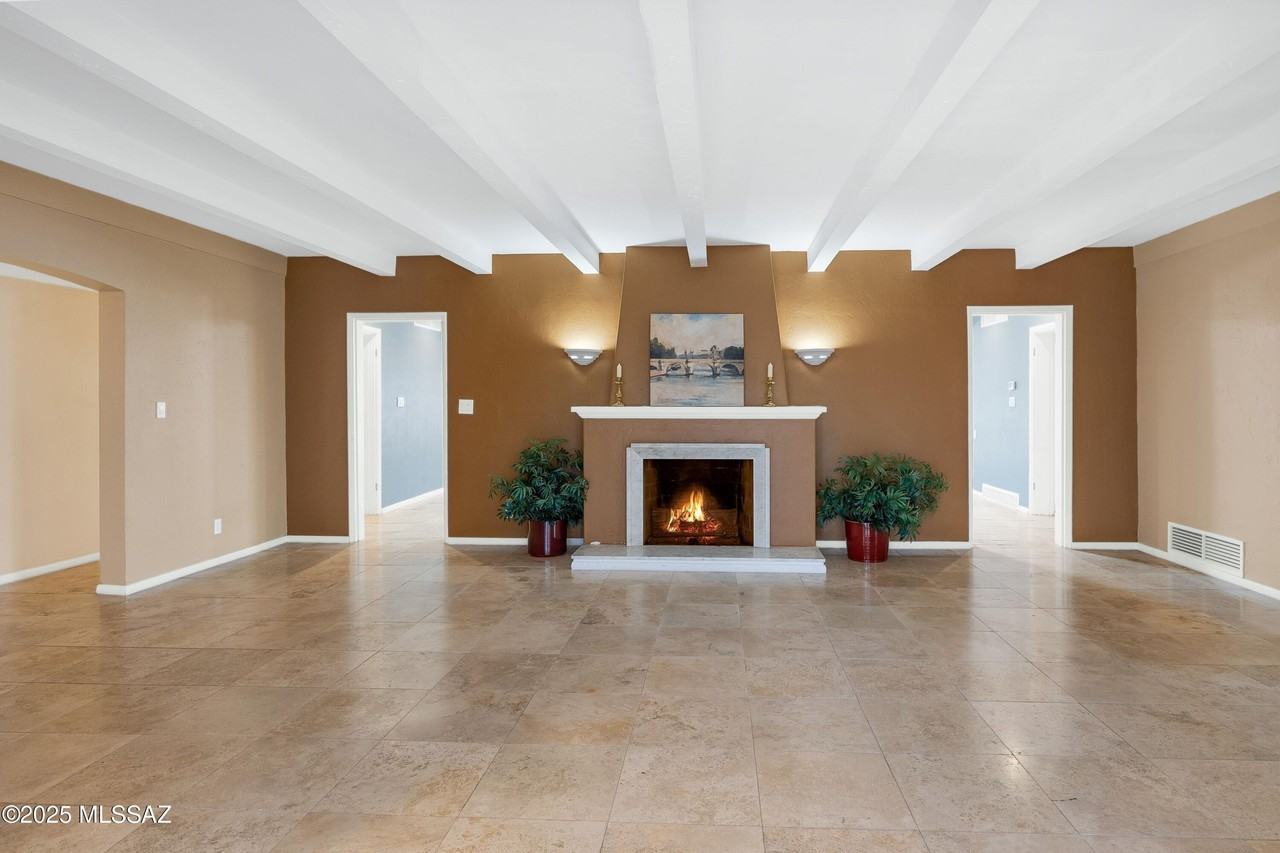 300 N Country Club Rd - Photo 5 of 41