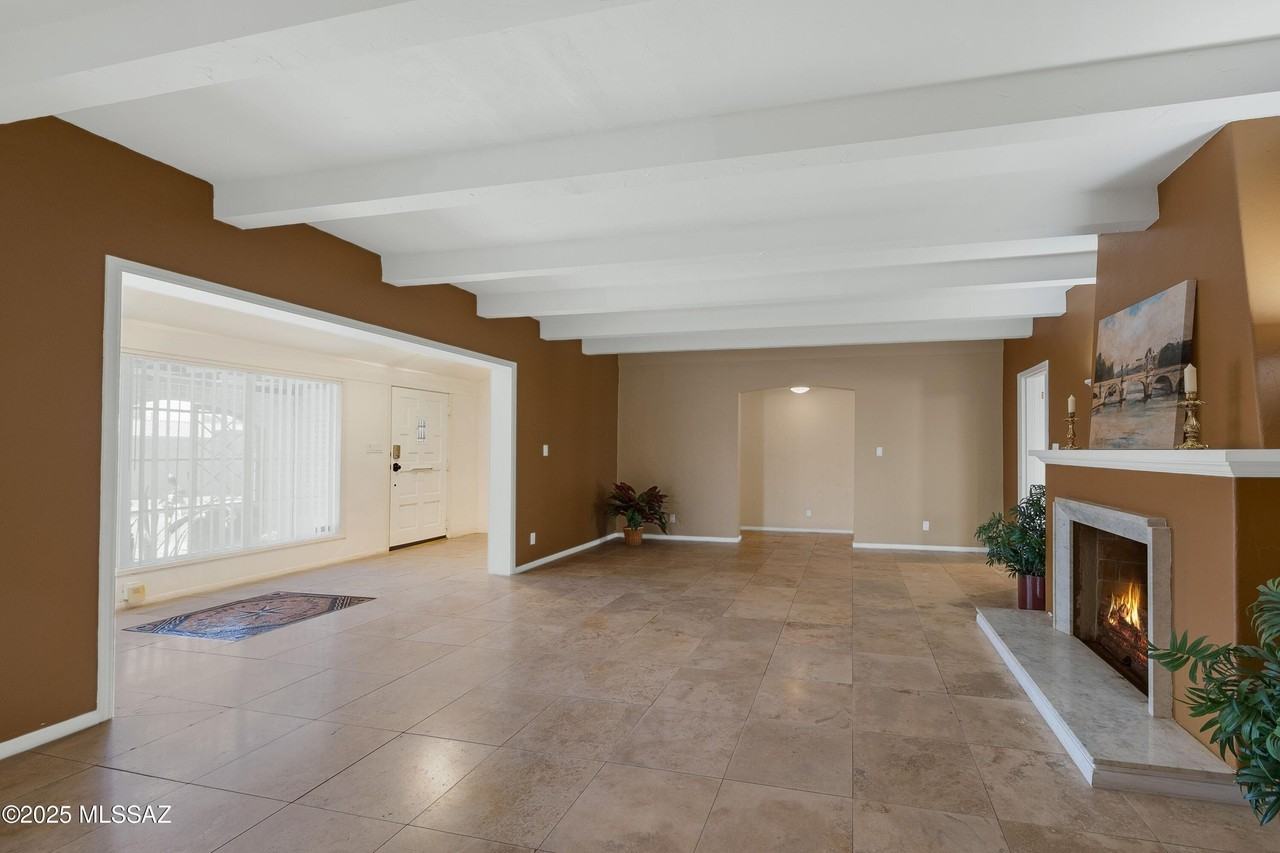 300 N Country Club Rd - Photo 6 of 41