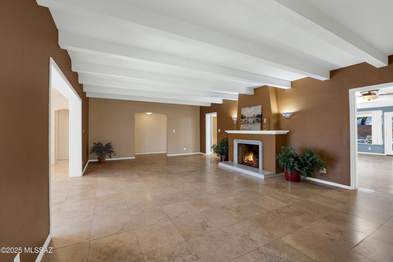 300 N Country Club Rd - Photo 7 of 41