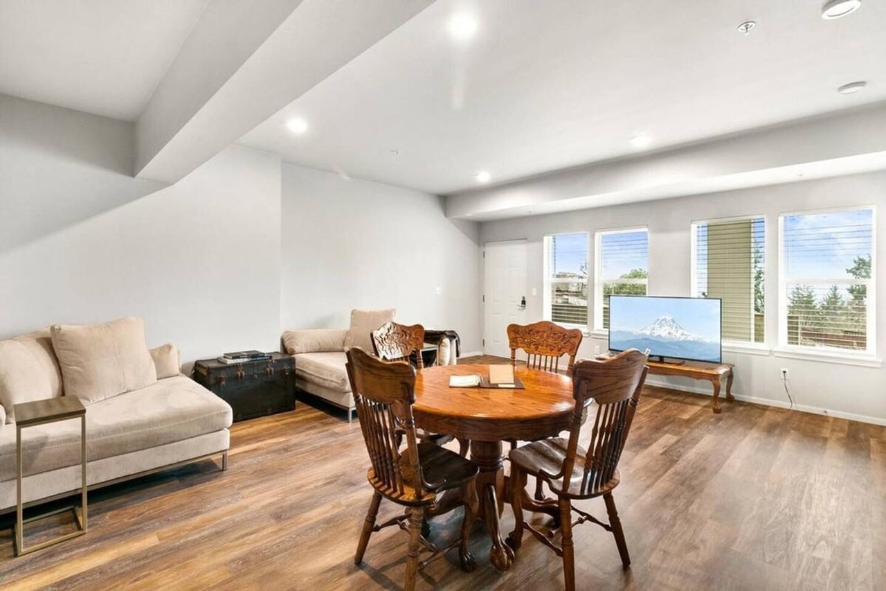 624 E 32nd St #1296633P - Photo 4 of 20