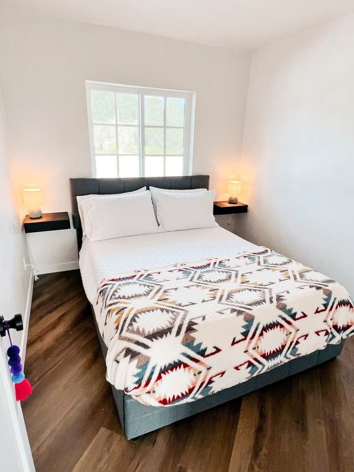 898 Veronica Springs Rd #1353165P - Photo 2 of 11