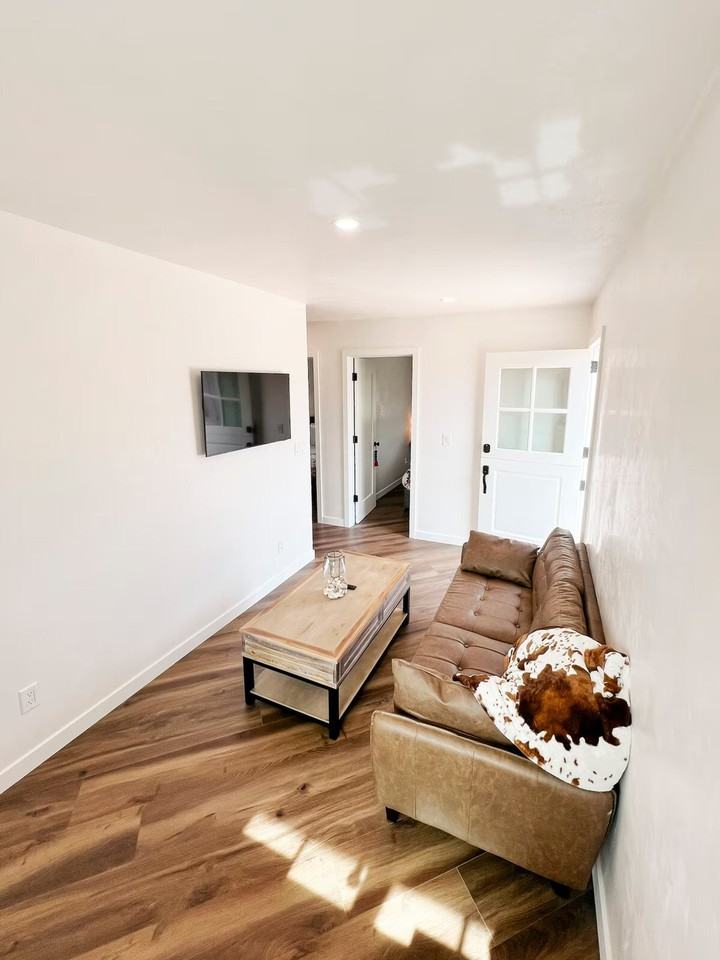 898 Veronica Springs Rd #1353165P - Photo 3 of 11