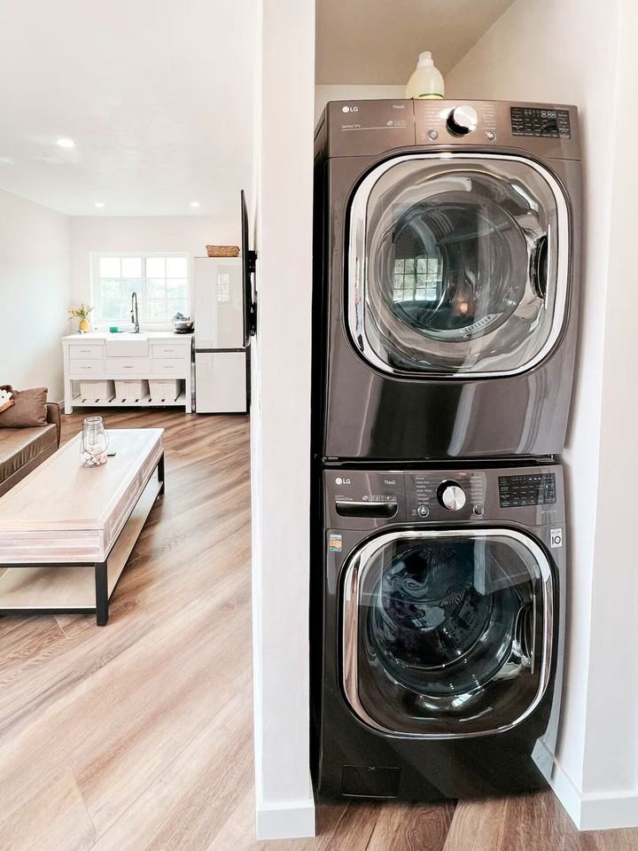 898 Veronica Springs Rd #1353165P - Photo 3 of 11