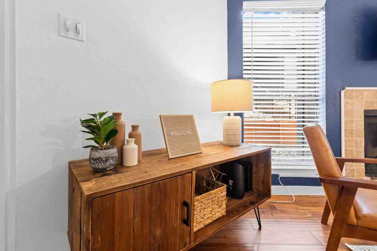 708 S 1st St #1422350P - Photo 4 of 38