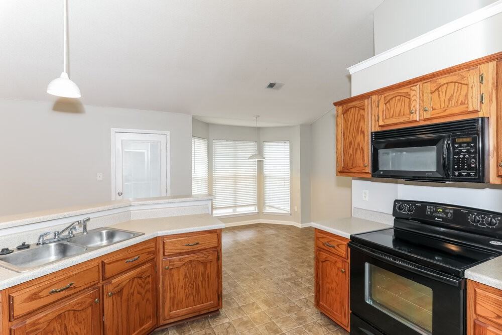 7875 Sarah Ann Dr S - Photo 5 of 13