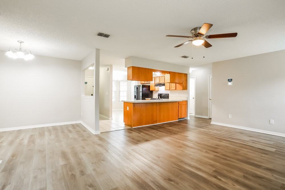 2643 Pinewood Blvd E - Photo 4 of 16