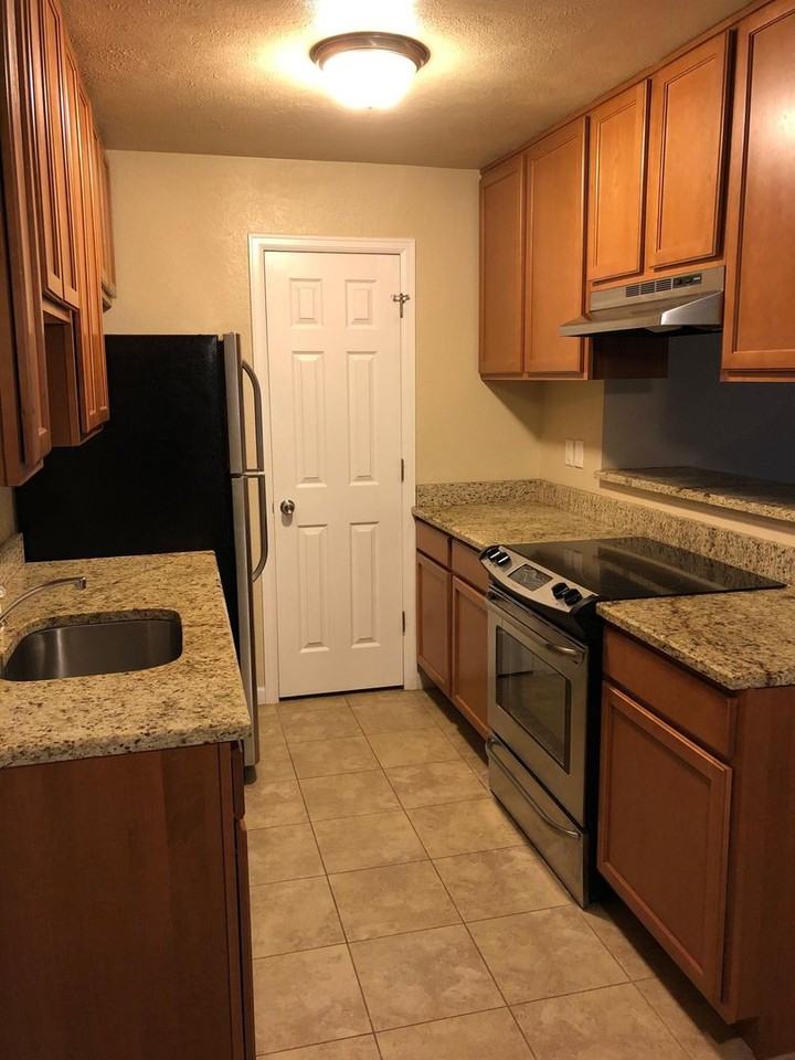 695 Manhattan Dr - Photo 2 of 15