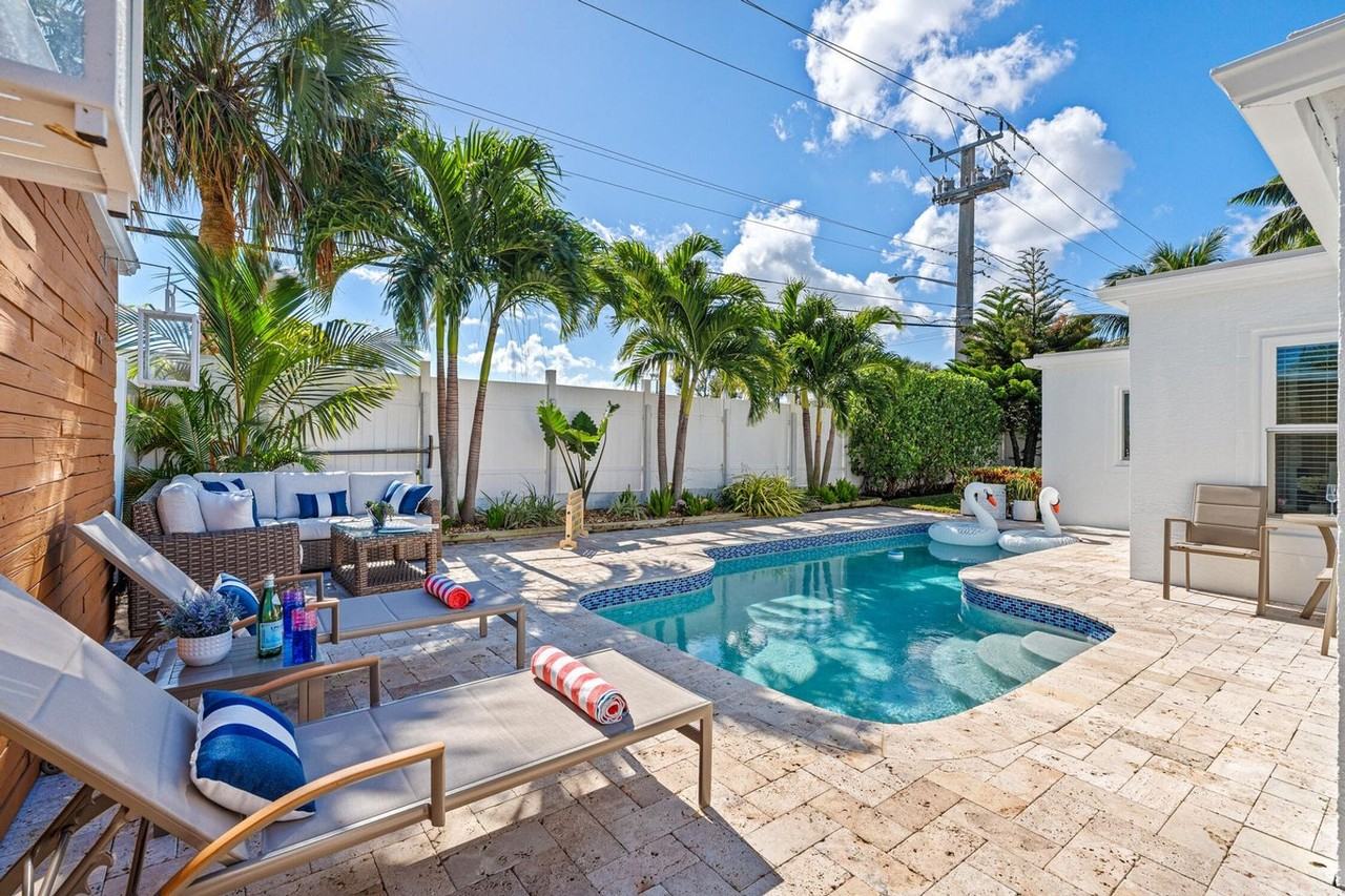 214 Seacrest Ln - Photo 2 of 32