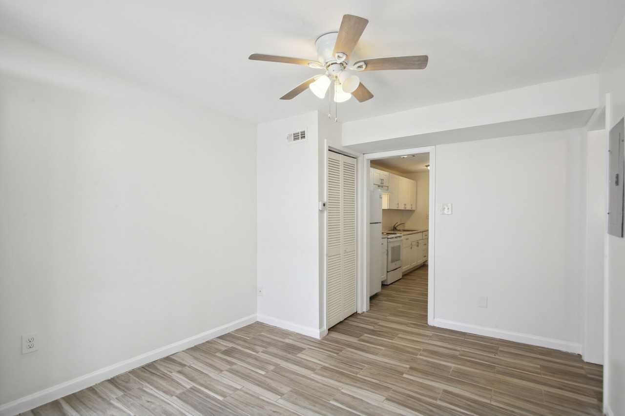 615 Oliver St Nw #06 - Photo 3 of 12