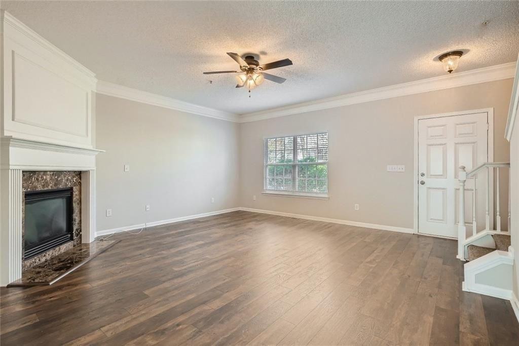 707 Breeze Ln - Photo 4 of 29