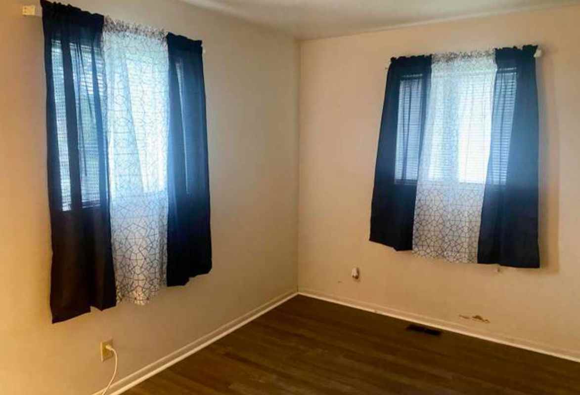 1038 S Worth Ave - Photo 5 of 13