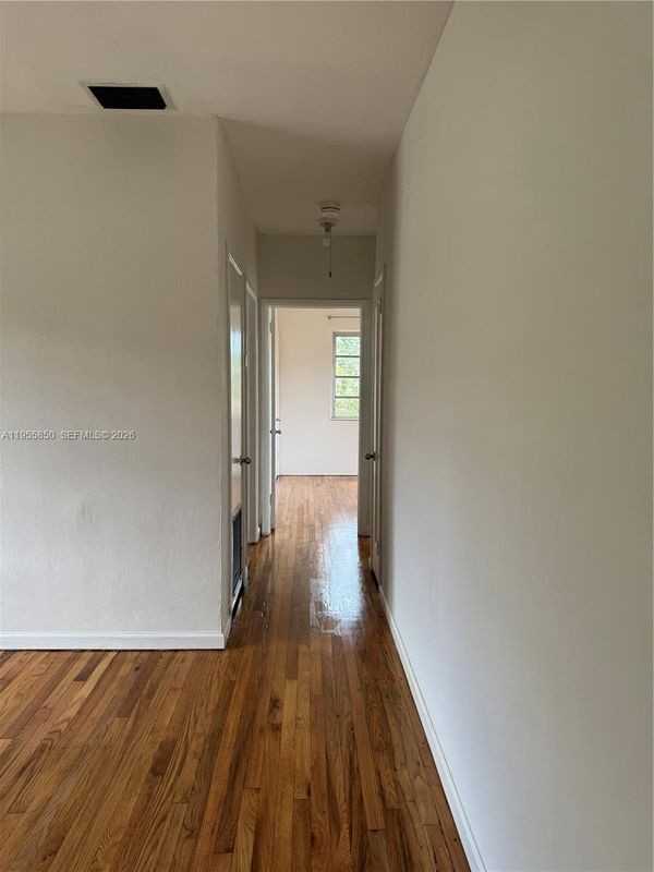 1431 Sw 37th Ave ##4 - Photo 2 of 3