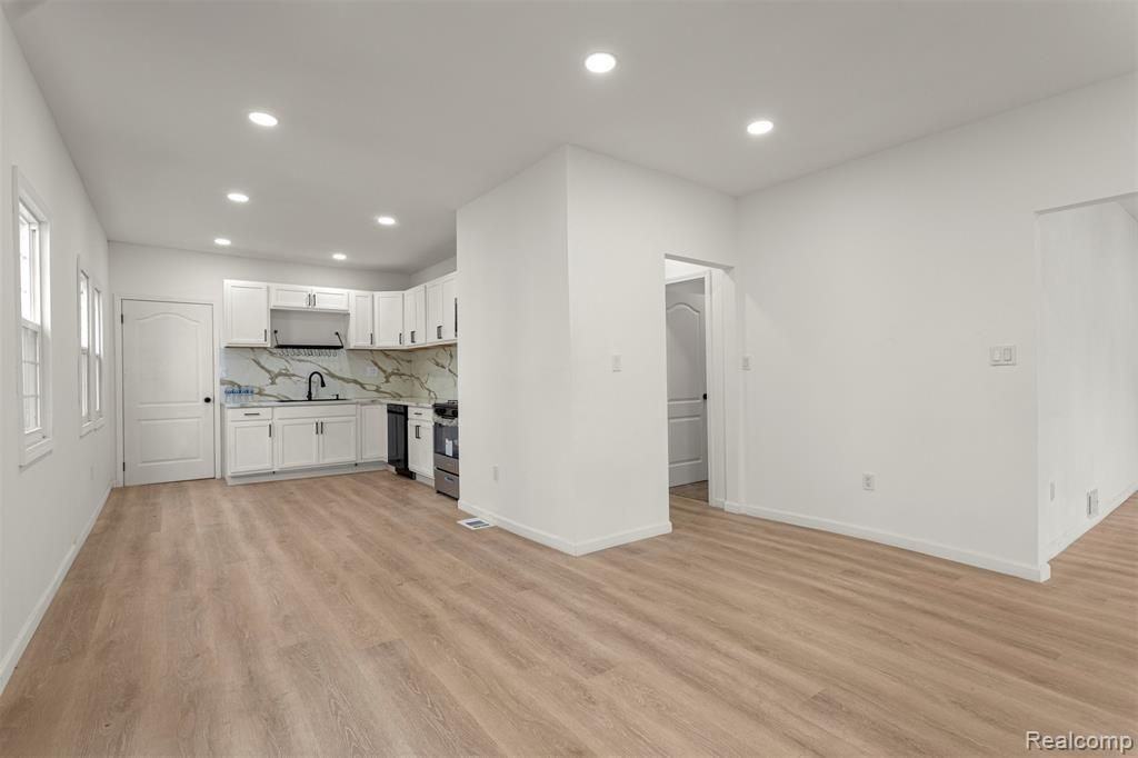 7432 Churchill St - Photo 3 of 17