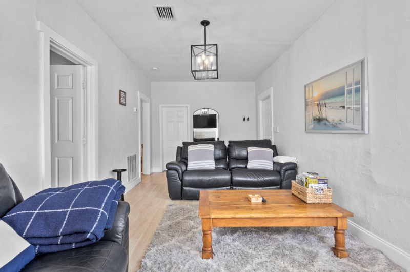 3421 Pinewood Ave - Photo 5 of 48