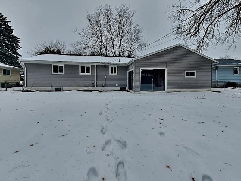 3021 Commodore Dr - Photo 2 of 11