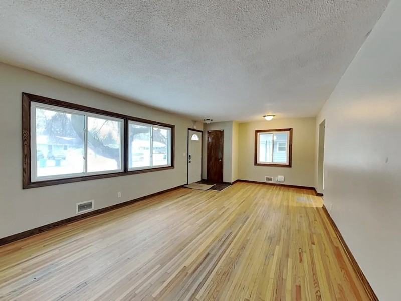 3021 Commodore Dr - Photo 3 of 11