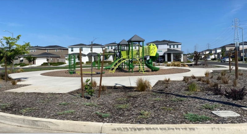 2494 Valdes Dr - Photo 2 of 9