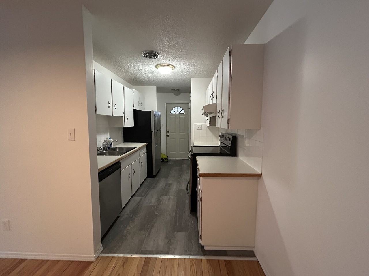 18253 84 Avenue Northwest, Edmonton, Alberta, Canada, T5T 1T7 - Photo 4 of 16