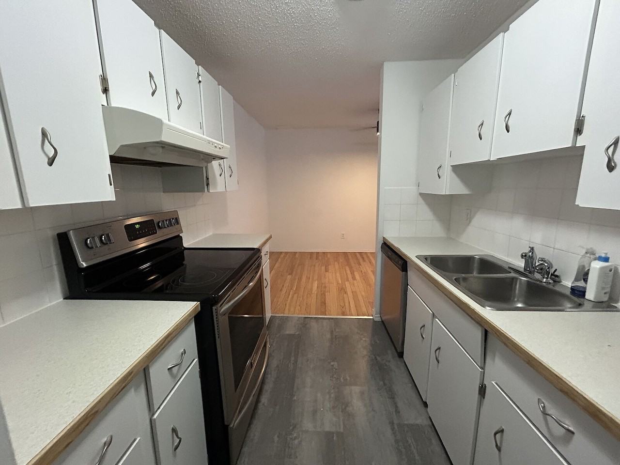 18253 84 Avenue Northwest, Edmonton, Alberta, Canada, T5T 1T7 - Photo 7 of 16