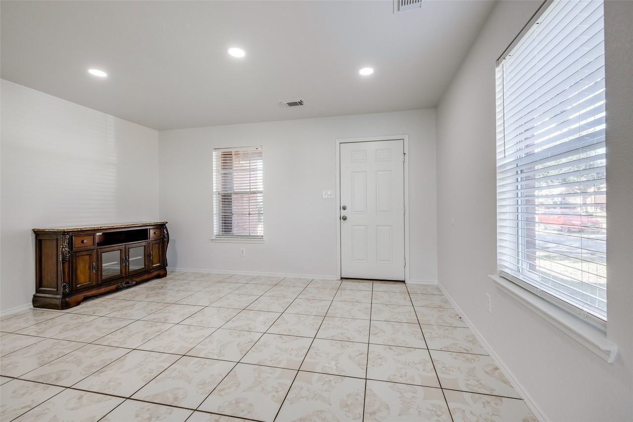 5750 Roehampton Ct #5750 - Photo 6 of 25