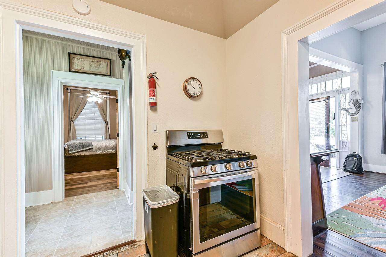 1421 Winnie St #1421 - Photo 3 of 30