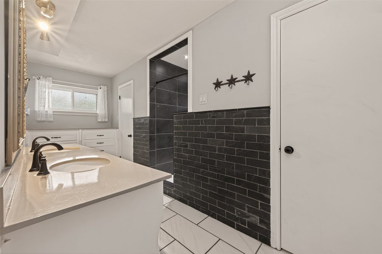 13418 Paradise Valley Dr #13418 - Photo 3 of 40