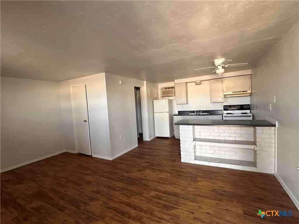 1706 N Interstate 35 #1706-6 - Photo 6 of 8