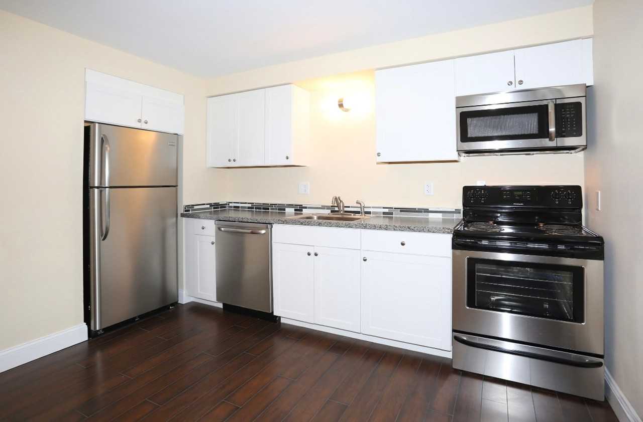 Luxury lakeside living in Hamburg - Photo 2 of 31