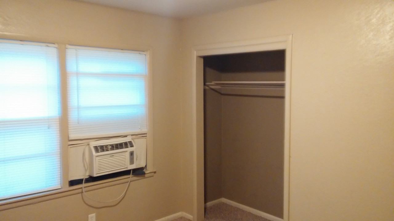 S Summit St #928 - Photo 2 of 10