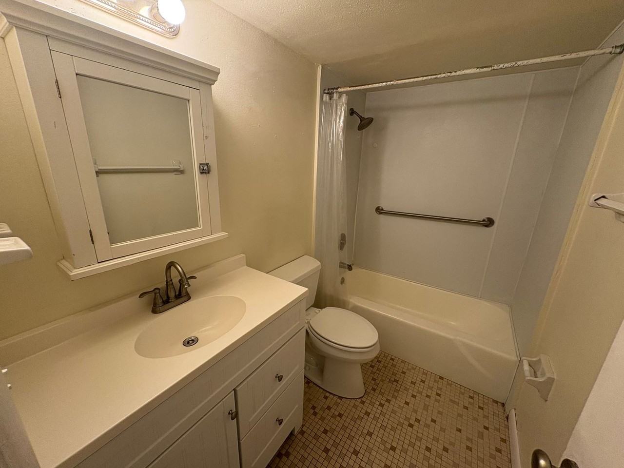 623 N Bay St #2 - Photo 5 of 10