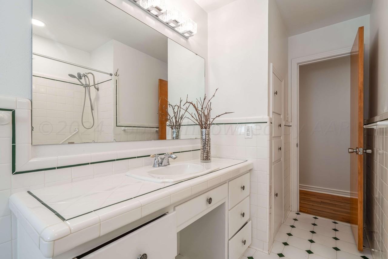 1538 Bell St - Photo 4 of 20