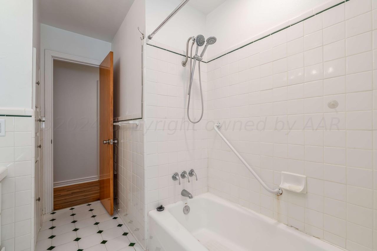 1538 Bell St - Photo 5 of 20