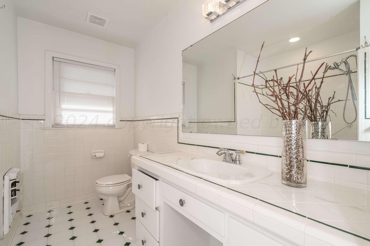 1538 Bell St - Photo 6 of 20