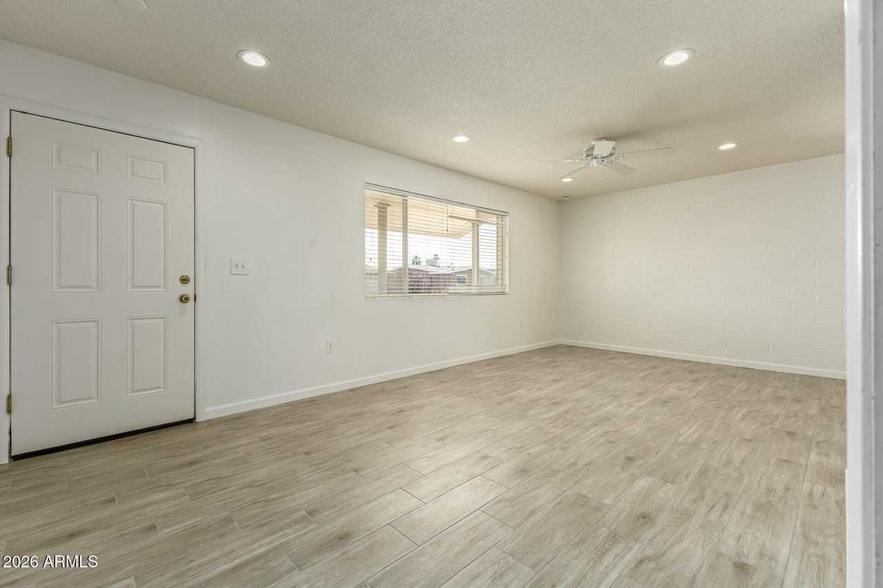 11014 W Cheryl Dr - Photo 6 of 40