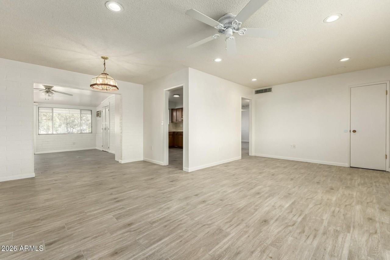 11014 W Cheryl Dr - Photo 7 of 40