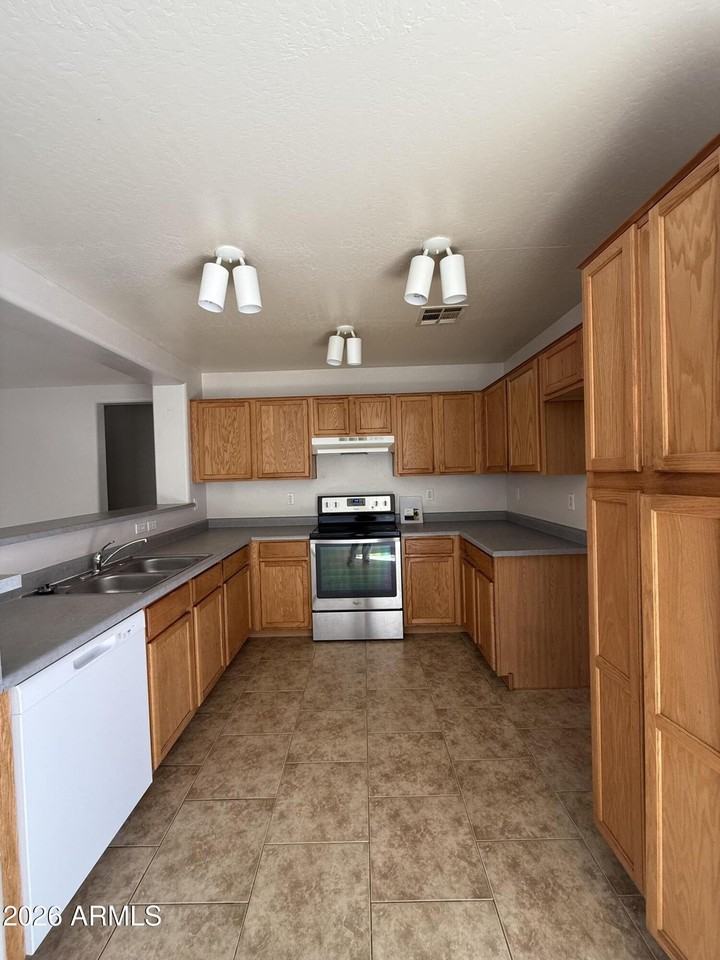 22767 W Yavapai St - Photo 4 of 14