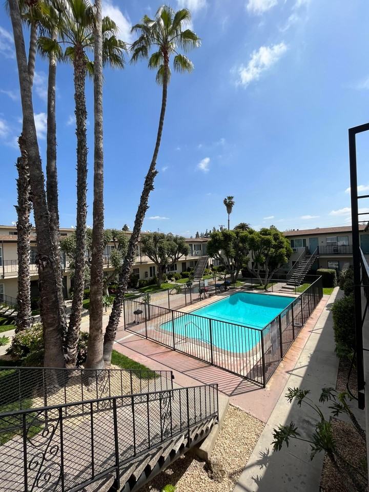 STUNNING APARTMENT! GREAT LOCATION! POOL PROPERTY - Photo 5 of 10